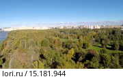 Южноприморский парк и новостройки, ранняя осень, Петербург, аэросъемка, улица Доблести (2015 год). Стоковое видео, видеограф Всеволод / Фотобанк Лори
