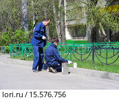 Работники коммунальной службы красят ограду. Улица Стромынка. Москва (2012 год). Редакционное фото, фотограф lana1501 / Фотобанк Лори