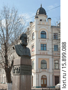 Ярославль. Бюст Л. Н. Трефолева (2013 год). Редакционное фото, фотограф Бурмистрова Ирина / Фотобанк Лори