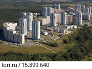 Жилые новостройки 9-го микрорайона Кожухова, Лухмановская улица, город Москва, школа № 2034. Съёмка с воздуха (2015 год). Стоковое фото, фотограф Михеев Алексей / Фотобанк Лори