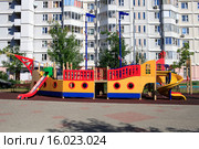 Москва, детская игровая площадка во дворе дома 21, корпус 2 на улице Марьинский Парк (2015 год). Стоковое фото, фотограф Яна Королёва / Фотобанк Лори