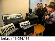 Новые аккордеоны лежат на столе в холле Российской академии музыки имени Гнесиных в центре города Москвы во время Международного конкурса баянистов, Россия (2015 год). Редакционное фото, фотограф Николай Винокуров / Фотобанк Лори