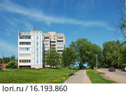 Пятиэтажный панельный жилой дом серии 1Р-303-17, построен в 1989 году. (1-я Хотьковская ул., 26а). Девятиэтажный кирпичный жилой дом. (Улица Седина, 27). Город Хотьково. Сергиево-Посадский район. Московская область (2010 год). Стоковое фото, фотограф lana1501 / Фотобанк Лори