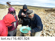 Золотоискатель показывает туристам намытый золотой песок (2014 год). Редакционное фото, фотограф Free Wind / Фотобанк Лори