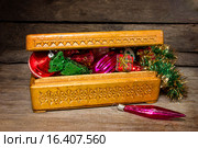 Новогодние игрушки в старенькой шкатулке. Стоковое фото, фотограф Наталья Осипова / Фотобанк Лори