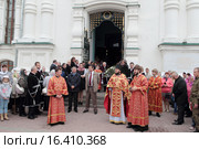 Игумен Никодим (Лунев) встречает митрополита Ювеналия у собора Александра Невского, города Егорьевска (2015 год). Редакционное фото, фотограф Дмитрий Неумоин / Фотобанк Лори