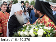 Игумен Никодим (Лунев) встречает митрополита Ювеналия у собора Александра Невского, города Егорьевска (2015 год). Редакционное фото, фотограф Дмитрий Неумоин / Фотобанк Лори