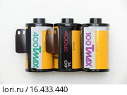 Профессиональные цветные фотоплёнки Kodak T Max 100 и 400 (2015 год). Редакционное фото, фотограф Андрей Забродин / Фотобанк Лори