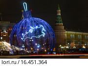 17-метровая ёлочная игрушка с изображением границ России установлена на Манежной площади города Москвы в рамках фестиваля "Путешествие в Рождество", Россия (2015 год). Редакционное фото, фотограф Николай Винокуров / Фотобанк Лори