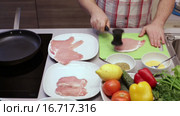 Мужчина отбивает мясо молотком. Стоковое видео, видеограф Валентин Беспалов / Фотобанк Лори