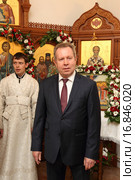 Глава Чеховского района С.В. Юдин произносит речь в новоосвящённом храме города Чехов микрорайон Ровки, московская область (2015 год). Редакционное фото, фотограф Дмитрий Неумоин / Фотобанк Лори