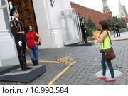 Молодые дамочки фотографируются с солдатом почётного караула у Спасской башни Московского кремля (2015 год). Редакционное фото, фотограф Дмитрий Неумоин / Фотобанк Лори