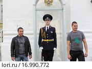 Москва, пузатые мужчины фотографируются с солдатом почётного караула на Красной площади у Спасской башни (2015 год). Редакционное фото, фотограф Дмитрий Неумоин / Фотобанк Лори