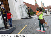 Молодые дамочки фотографируются с солдатом почётного караула у Спасской башни Московского кремля (2015 год). Редакционное фото, фотограф Дмитрий Неумоин / Фотобанк Лори