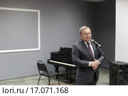Глава города Евгений Иванович Жирков  в Балашихинской Картинной галерее (2015 год). Редакционное фото, фотограф Дмитрий Неумоин / Фотобанк Лори