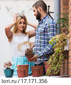 man making excuses for not watering girlfriends flowers. Стоковое фото, фотограф Яков Филимонов / Фотобанк Лори