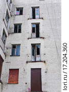 Балконные двери и окна в старом заброшенном доме (2015 год). Стоковое фото, фотограф Алёшина Оксана / Фотобанк Лори