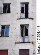 Балконные двери и окна в старом заброшенном доме (2015 год). Стоковое фото, фотограф Алёшина Оксана / Фотобанк Лори