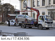 Погрузка автомобиля на эвакуатор. Редакционное фото, фотограф Землянникова Вероника / Фотобанк Лори