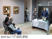 Известный художник Никас Сафронов и представитель администрации города Татевосян Лилия Николаевна в Балашихинской Картинной галерее (2015 год). Редакционное фото, фотограф Дмитрий Неумоин / Фотобанк Лори