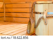 Деревянная шайка и ковш в сауне крупным планом. Стоковое фото, фотограф Константин Лабунский / Фотобанк Лори