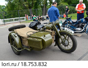 Старый советский военный мотоцикл "Урал" с коляской. Петергоф, VIII слет старинных мотоциклов "Волхонская верста", 25-26 июля 2015 года. Редакционное фото, фотограф Ирина Борсученко / Фотобанк Лори