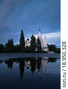Ярославль. Церковь Ильи Пророка с отражением в луже (2015 год). Стоковое фото, фотограф Алексей Лобанов / Фотобанк Лори