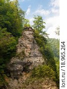 Два молодых человека на вершине скалы в Гуамском ущелье. Редакционное фото, фотограф Игорь Дашко / Фотобанк Лори