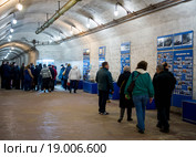 Туристы у стендов в помещении с экспозицией ЦКБ "Черноморец", Балаклавский подземный музейный комплекс, Крым (2015 год). Редакционное фото, фотограф Вячеслав Палес / Фотобанк Лори