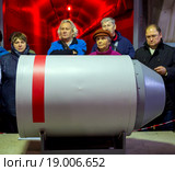 Посетители у макета ядерной боевой части торпеды, Объект 820 РТБ: локальная зона ядерного арсенала, Балаклавский подземный музейный комплекс, Крым (2015 год). Редакционное фото, фотограф Вячеслав Палес / Фотобанк Лори