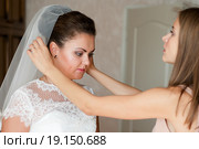Подружка помогает одеть фату невесте. Стоковое фото, фотограф Игорь Низов / Фотобанк Лори