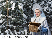 Снегурочка с открытой деревянной шкатулкой стоит в зимнем лесу. Стоковое фото, фотограф Дмитрий Черевко / Фотобанк Лори