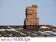 Ветхий дымоход на старой крыше. Стоковое фото, фотограф Anatolii Boida / Фотобанк Лори