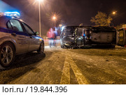 Перевернувшийся на зимней загородной трассе внедорожник (2016 год). Редакционное фото, фотограф Сайганов Александр / Фотобанк Лори