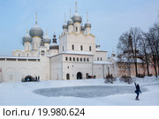 Купола Успенского собора и Воскресенской церкви на территории древнего Кремля в городе Ростов Великий, Россия (2016 год). Редакционное фото, фотограф Николай Винокуров / Фотобанк Лори