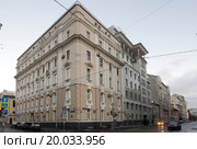 Москва, дом 28 на углу улиц Поварской и Малого Ржевского переулка (2015 год). Редакционное фото, фотограф Дмитрий Неумоин / Фотобанк Лори