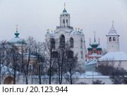 Общий вид на звонницу с церковью Печерской иконы Божией Матери и Спасо-Преображенский монастырь в центре города Ярославль, Россия (2016 год). Редакционное фото, фотограф Николай Винокуров / Фотобанк Лори