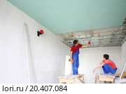 The builders install the ceiling profile in the new apartment. Стоковое фото, фотограф Losevsky Pavel / Фотобанк Лори