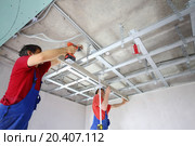 The wage workers set the ceiling profile in the new flat. Стоковое фото, фотограф Losevsky Pavel / Фотобанк Лори