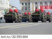 Колонна ракетных пусковых установок ЗРС С-300ПМ движется по Дворцовой площади. Репетиция парада в честь Дня Победы в Санкт-Петербурге (2015 год). Редакционное фото, фотограф Виктор Карасев / Фотобанк Лори