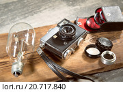 Ретро винтажная фотокамера на деревянном текстурном фоне. Стоковое фото, фотограф Казаковцев Никита / Фотобанк Лори