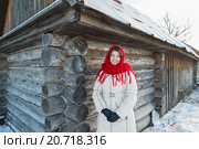 The Russian woman in shawl warms hands near an izba. Стоковое фото, фотограф Володина Ольга / Фотобанк Лори