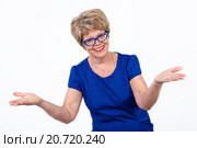Смеющаяся пожилая женщина разводит руками в стороны, белый фон. Стоковое фото, фотограф Кекяляйнен Андрей / Фотобанк Лори