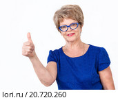Пожилая женщина показывает одобрительный жест, белый фон. Стоковое фото, фотограф Кекяляйнен Андрей / Фотобанк Лори