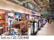 Duty free stores, Bangkok airport (2015 год). Редакционное фото, фотограф Александр Подшивалов / Фотобанк Лори