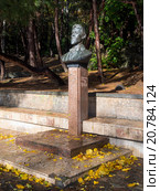 Бюст писателя, дом-музей А.П. Чехова, город Ялта, Крым (2015 год). Редакционное фото, фотограф Вячеслав Палес / Фотобанк Лори