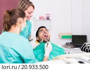 Terrified client in dental clinic. Стоковое фото, фотограф Яков Филимонов / Фотобанк Лори