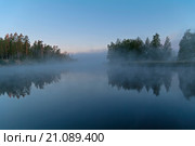 Туманное утро на реке. Туман стелется по поверхности воды. Река Чирка-Кемь, Карелия. Стоковое фото, фотограф Сергей Рыбин / Фотобанк Лори