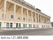 Боковая колоннада открытого плавательного бассейна Олимпийского комплекса "Лужники" (2012 год). Редакционное фото, фотограф Алёшина Оксана / Фотобанк Лори