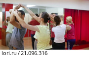 young people having dancing class. Стоковое видео, видеограф Яков Филимонов / Фотобанк Лори